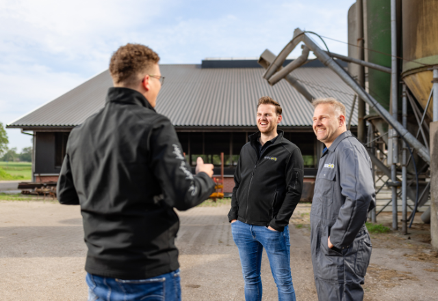 Boer en vertegenwoordigers praten op boerenerf